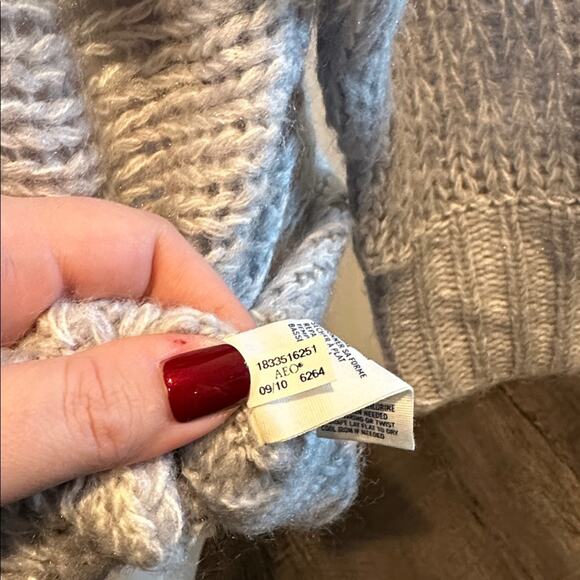 American Eagle Large Y2K Light Gray Wool/Mohair-Blend Open Knit V-Neck Sweater - Picture 9 of 9